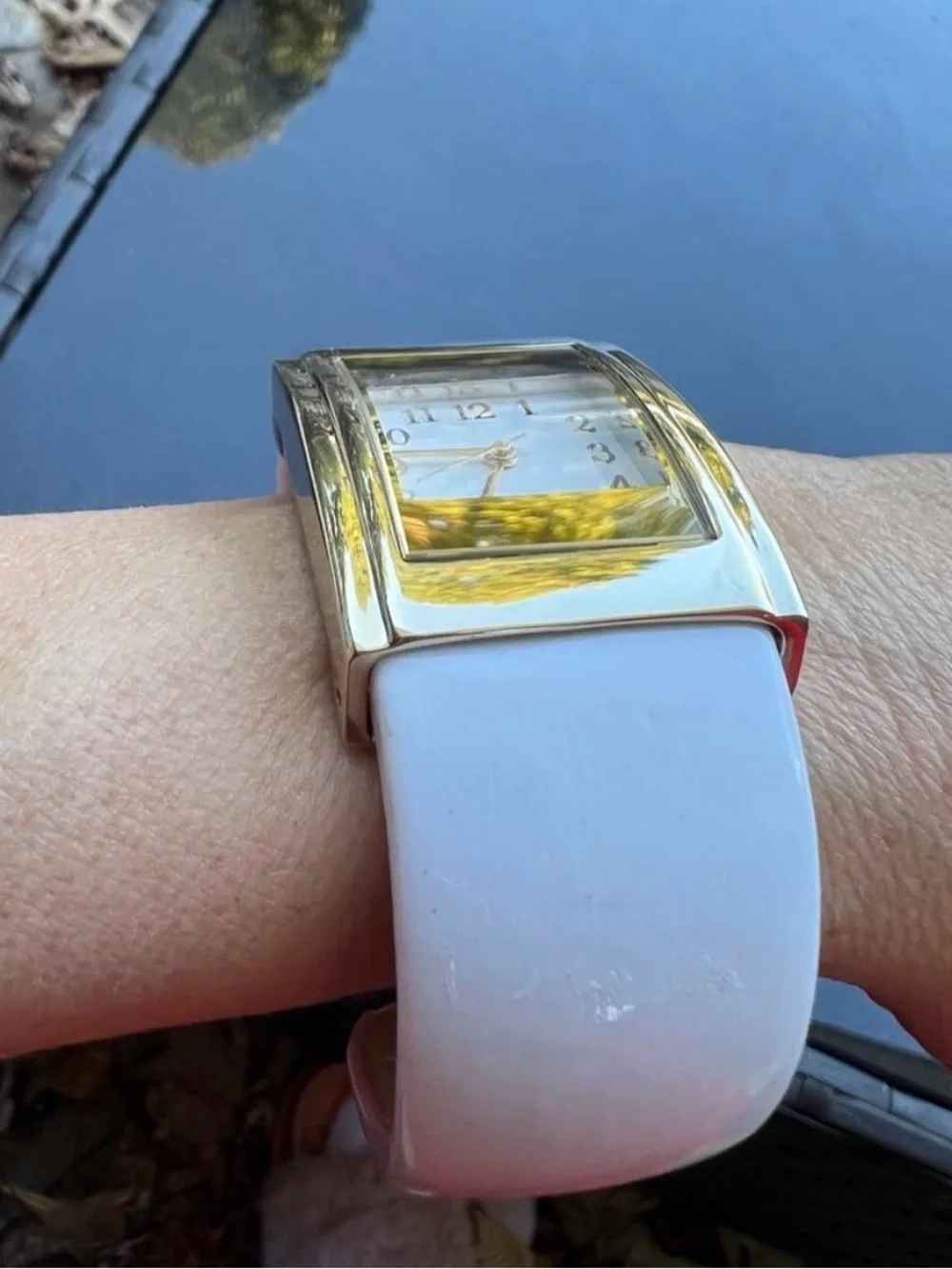 Vintage Y2K Gold-Tone Face White Bracelet Fashion Watch